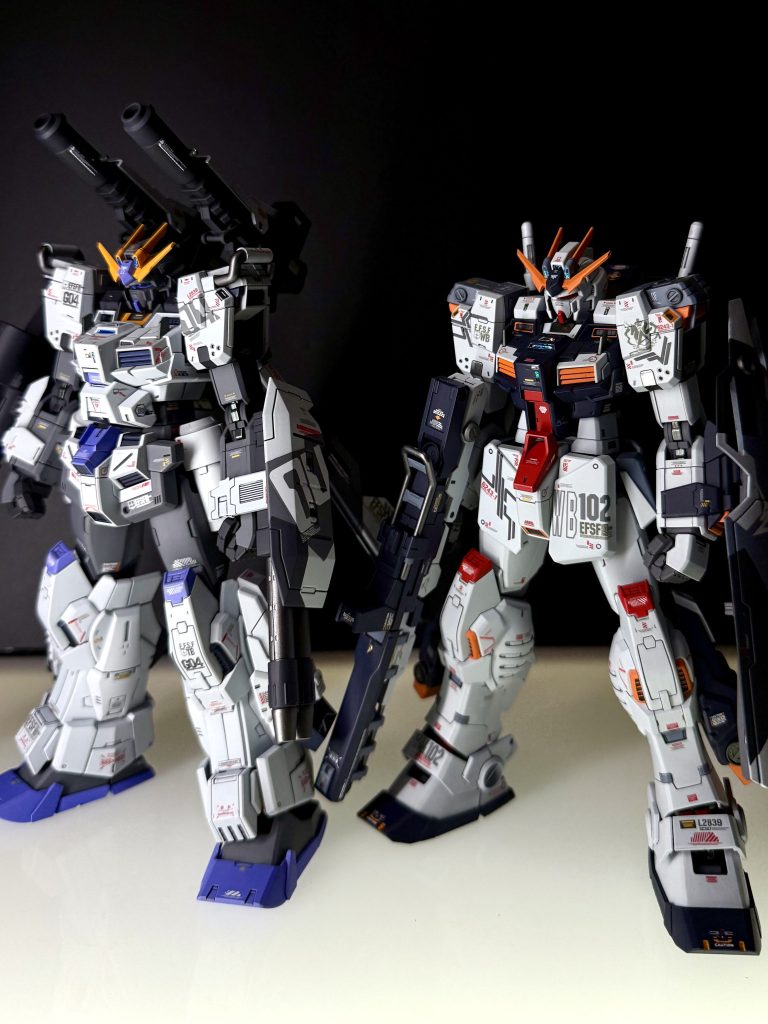 先日あげたアムロ仕様ストームブリンガーとのツーショット。同じキットなのに、全く違う仕様に組めて面白いですね。