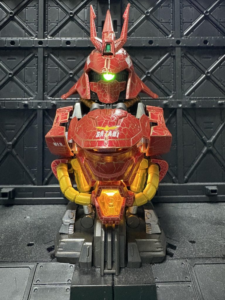 モノアイとメガ粒子砲部分の点灯では腹回りが光漏れ漏れですけど。