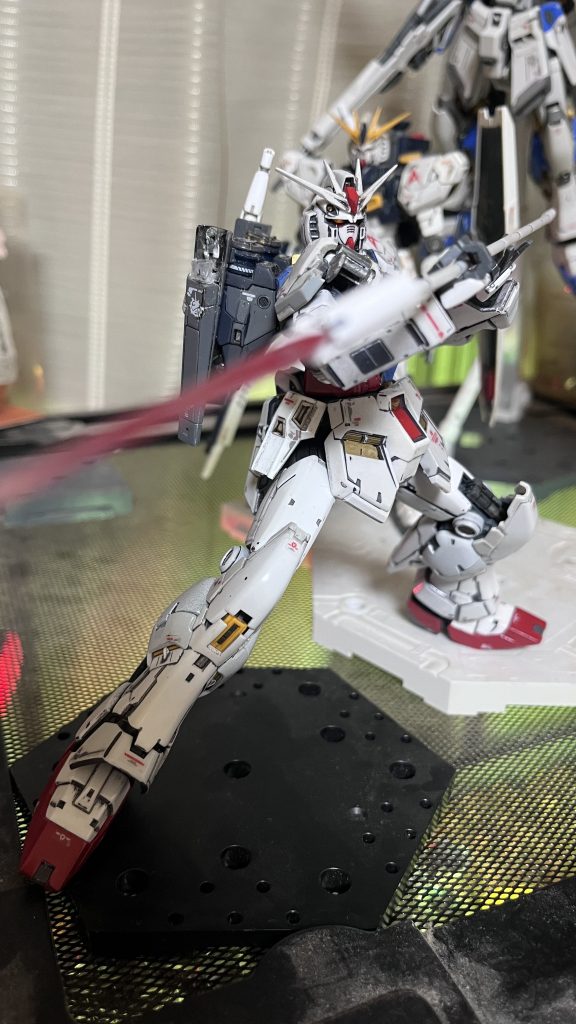 ビームサーベルからグリップが伸長する「νビームジャベリン」