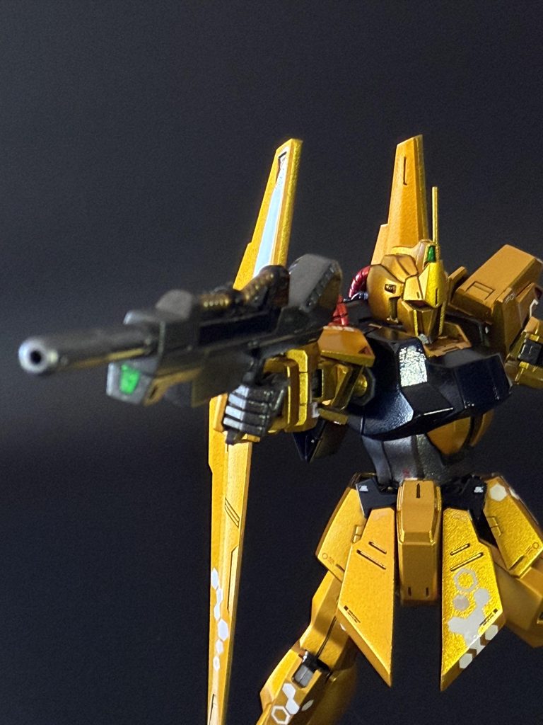 塗装レシピサーフェイサー　ガイア サーフェイサーエヴォガンメタフレーム&武器　ガイア スターブライトアイアン本体部ゴールド部　Ex-ブラック→スターブライトゴールド→クリアーイエロー(いずれもガイア)レッド部　GXメタルレッド→GXディープクリアレッド(いずれもクレオス)パイプ部　GXメタルレッド→GXクリアルージュ(いずれもクレオス)ボディ部　ガイア プリズムブルーブラックセンサー部　付属ステッカーにガイア 蛍光イエローグリーン→UVレジンちょい塗布