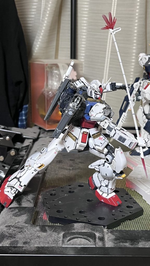 短期戦前提装備であった「高価な使い捨て兵器」フィンファンネルを「武器使い捨て王」アムロに使わせない代わりに、予算不足のロンドベルはファンネルマウントラッチを使ったオプションを採用。