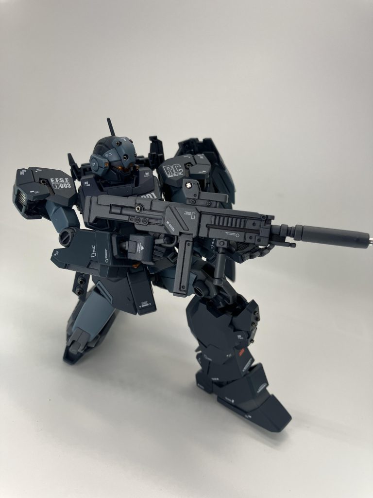 また、射撃ポーズを取れるのであればと、陸戦型ガンダムよろしく、膝にはメタルパーツを仕込んでみました🥴