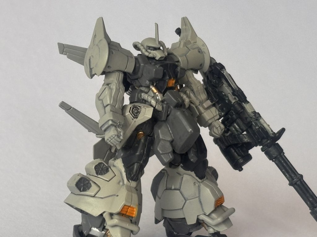 グレーバイオレット(明るい部分)、ファントムグレー(黒い部分)、ネイビーブルー(ガトリング)昔の水性ホビーカラーのときのオレンジイエロー