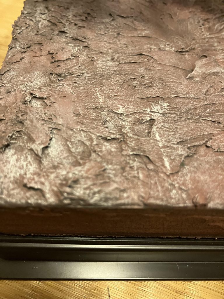 地面の部分は石粉粘土を少し乾燥させ、割り箸で叩きつけるようにポリスチレンフォームに塗って乾燥。その後茶色を塗装した上に白でドライブラシ、墨入れ塗料ダークグレイを全体に塗って拭き取って完成。