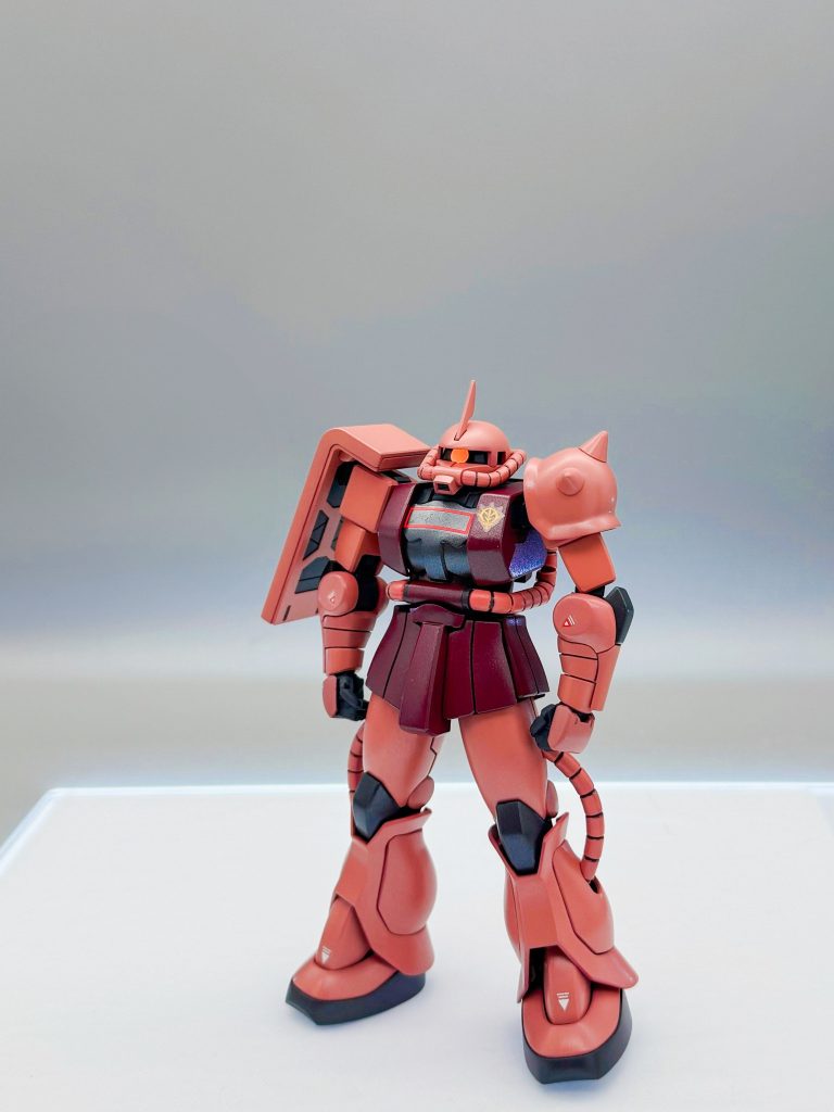 ブラックライトを当てた感じです。写真ではわかりにくいですが、ガイアノーツのプレミアムガラスパールで外装をコートしてますが見事にデカールがシルバリングしてます(zaku-kao9)やっぱ貼る前にクリアコートしておくべきでした。あとHGジオン用デカールを使用しましたが旧HG用なのか全体的に大きくてリバイブ版には向かない感じでした。