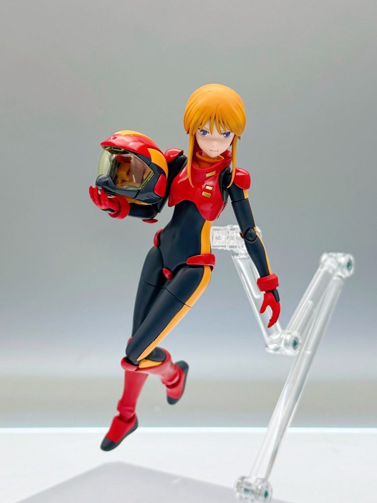 ヘルメット持って浮いてる時ーみたいな。プロテクターは光沢、パイロットスーツ部分は半光沢、手袋、靴は艶消しにしてます。こだわりとして、胸のプロテクターを光沢にして、襟の部分は半光沢、中のシャツ?は艶消しにしてたり。足のプロテクターを光沢にしてブーツ部分は半光沢、靴を艶消しにしてます。