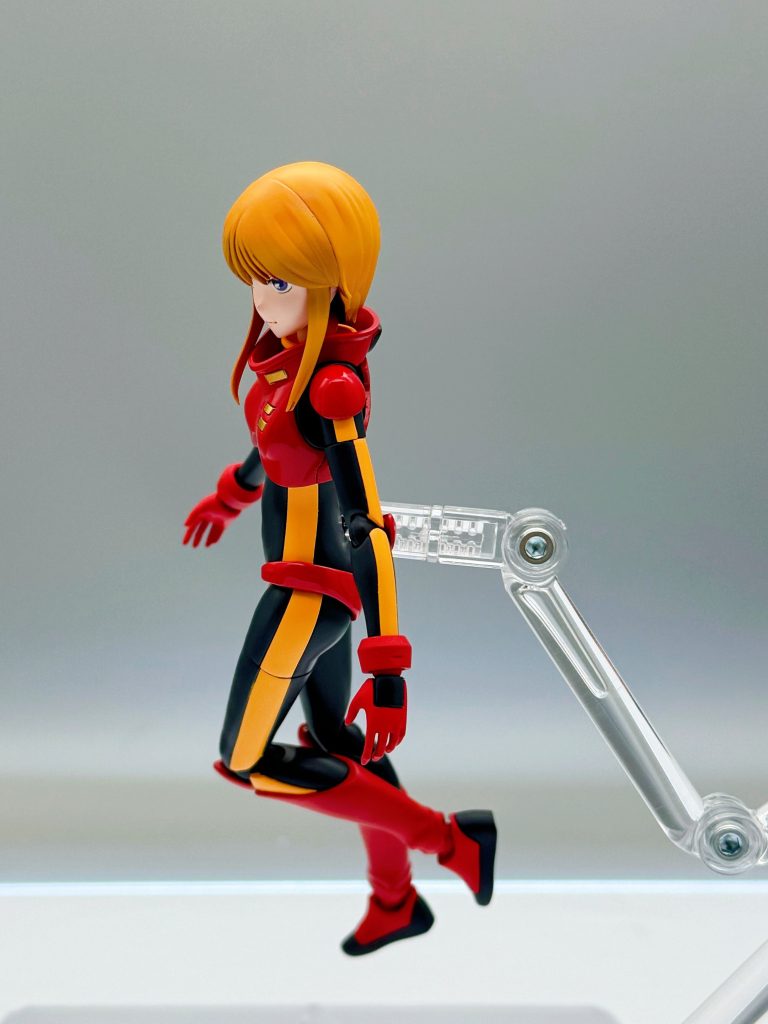 髪はグラデーション塗装してます。ブラウンを下地に明るめのオレンジでグラデーションしさらに明るいほぼ白のオレンジでハイライトし、最後にかなり薄くしたビビットオレンジを全体にかけて調整しました。