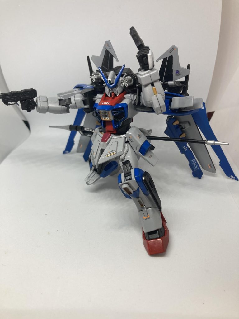 ニーズヘグは腰にマウント可能ストライクノワールのビームライフルショーティーも足に装備しているので近接戦闘で使用可能