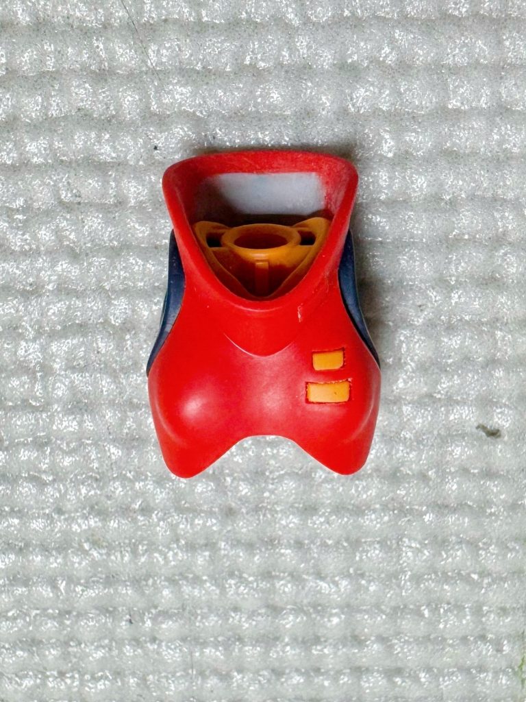組んだ時の写真です。先に裏の紺色パーツを接着して表側を一体化したけど...プラ板貼ったらピン隠れてた(zaku-kao2)マスキングして塗り分けする部分を増やしただけだった(zaku-kao4)