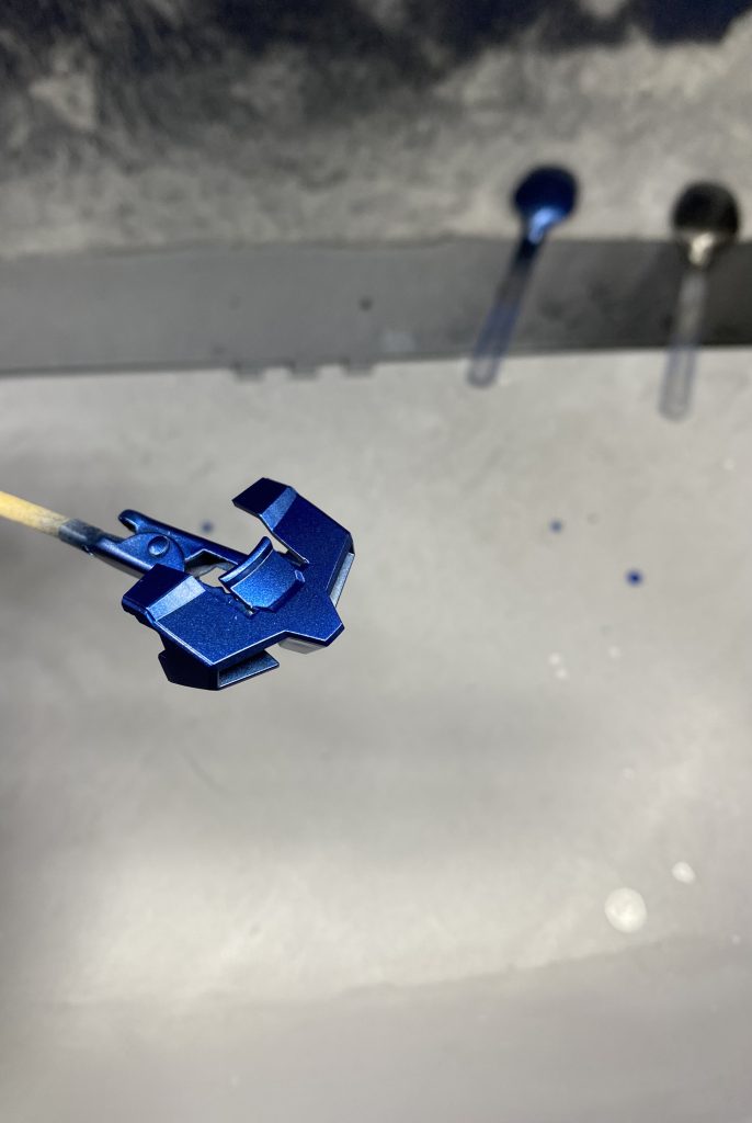 胸部パーツは黒下地→GXメタルダークブルーで塗り分けてみたのですが、全然違いが出てなくて笑ってしまいました。こちらは逆にメタリック塗料の隠蔽力の高さを甘く見た結果ですね。この上からガイアノーツのクリアブルーを重ねてみたのですが、GXメタルダークブルーが強すぎてたいして変わりませんでした。