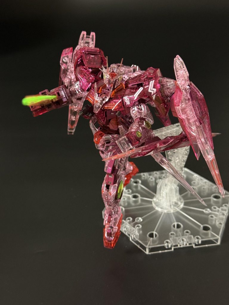 実は光らせないこのこの状態の方が、トランザムっぽい???(笑)この装甲ごしに内部フレームがキレイに透ける感じが、本来のコンセプトなんでしょうね!