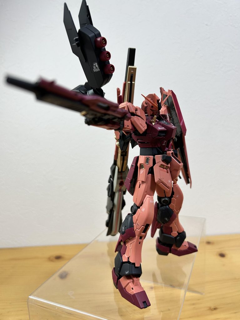 ファンネル1騎では寂しいのでhgサザビーのファンネルをデコって装備しました。