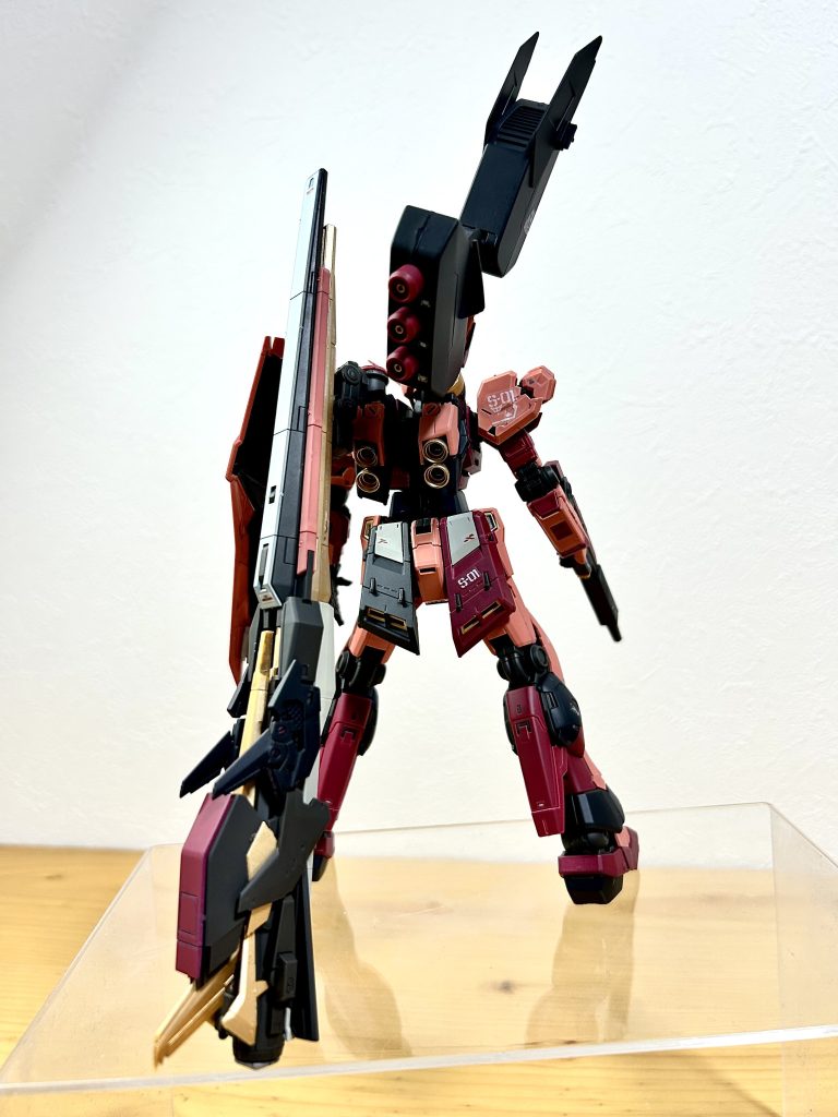 背面、意外とサッパリしています。ガンダムベースを買って浮かしたいところです。