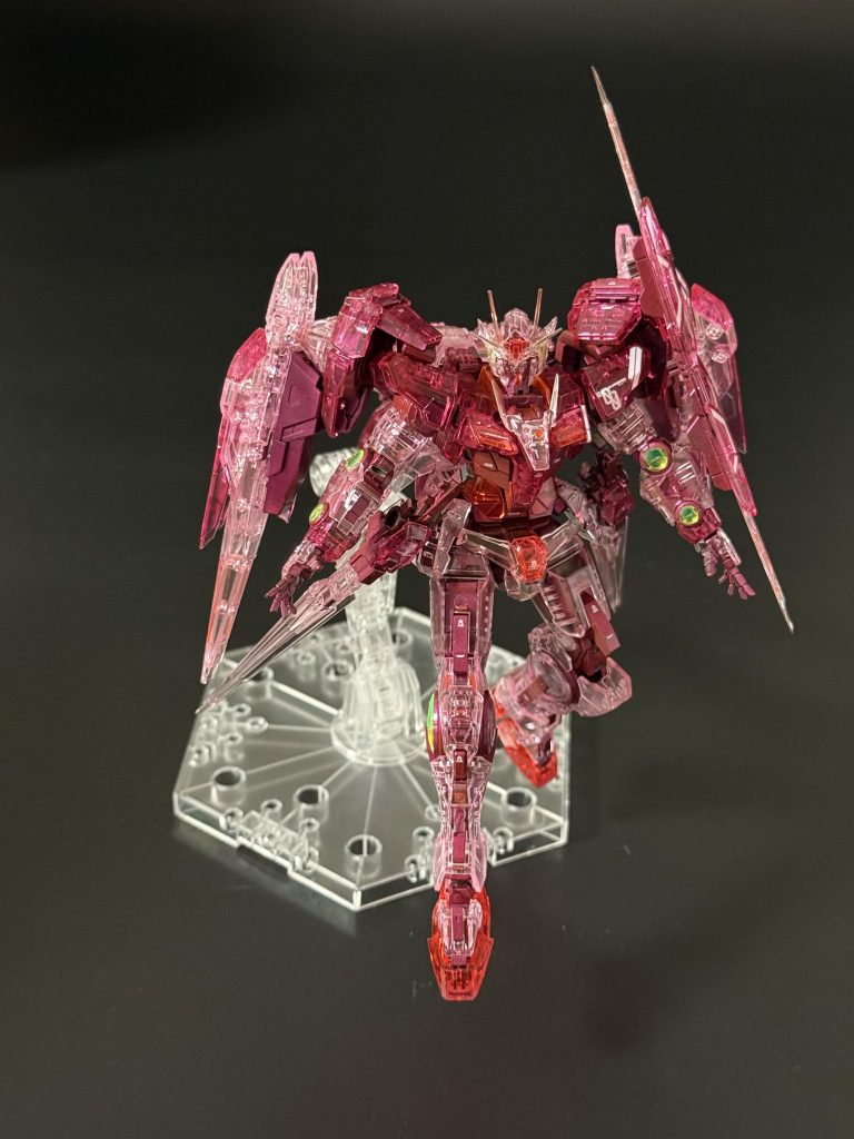 塗装レシピは以下。(内部フレーム関係のみ塗装) (ABSはガイアマルチプライマーを塗布)ガイア サーフェイサーエヴォガンメタ → ガイア蛍光ピンクトップコートはガイア Ex-クリアー(光沢)なんですが…内部フレーム塗装後、カッコよくていじりまくってたら、関節部やらところどころ塗装が剥がれてしまいました。塗装後、一旦クリアを吹いておいた方がよかったかもしれません。