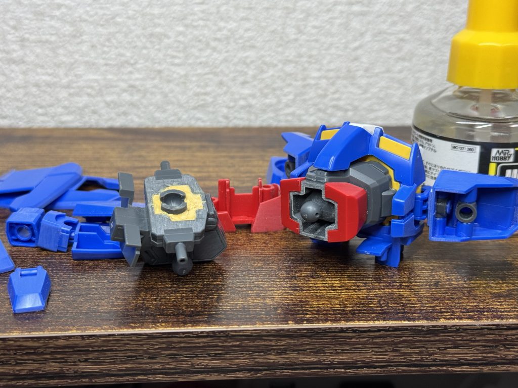 腰の改造ノコギリで切断した後、ジョイントパーツをパテで無理やり固定しました。見えない所なんで結構適当です。