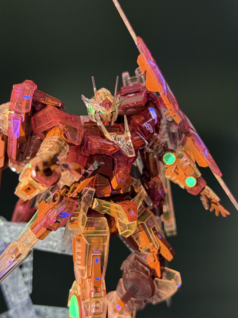 クリアカラーのキットをまじめに作ったのは初めてでしたが、トランザムクリアってカッコいいと思います!ガンダムベース限定、イベント限定のクリアキットって結構出てますが、OOトランザム系はこの作り方がベストな気がしますw スジ彫り、スミ入れも端折ってしまえるので、何気にお手軽簡単仕上げにもなってますし😅