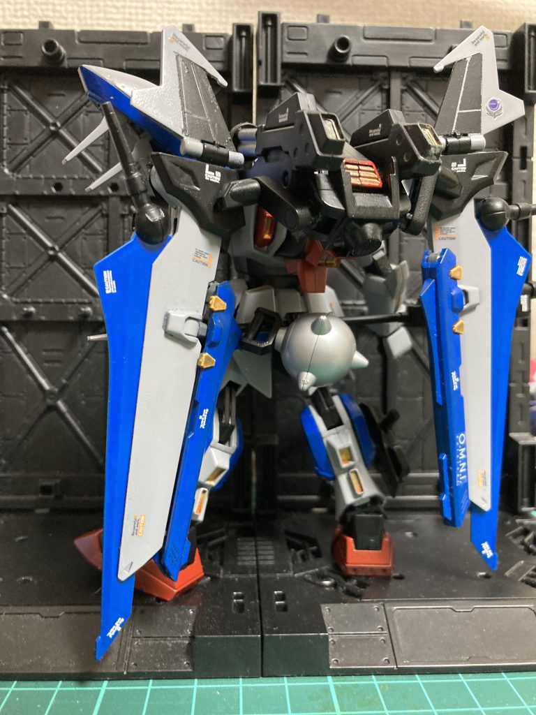 バックショットお尻のあたりにレイダーの破砕球をマウントしています。