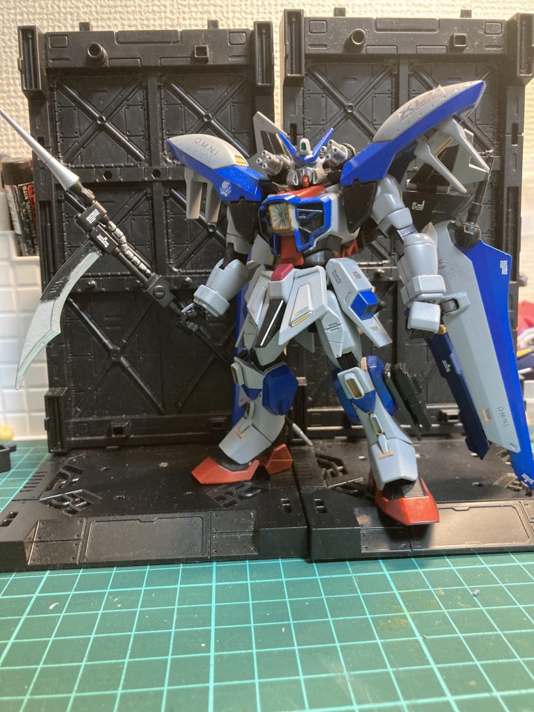 機動力を生かした近接戦闘を主とした機体です。手持ち武器でニーズヘグを持たしています。背部にはガトリングビーム砲を装備。