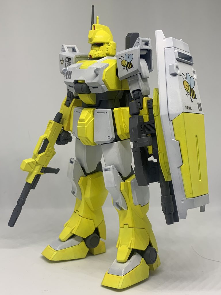 カラーリングは黄色部分は白サフからのMrカラーGXのキアライエロー、白部分は黒サフからのMrカラーGXのクールホワイトでそれぞれエアブラシ塗装、武器や関節はガンダムマーカーエアブラシシステムのガンダムグレー、バーニアはメッキシルバーで同じくガンダムマーカーエアブラシシステムで塗装しています。