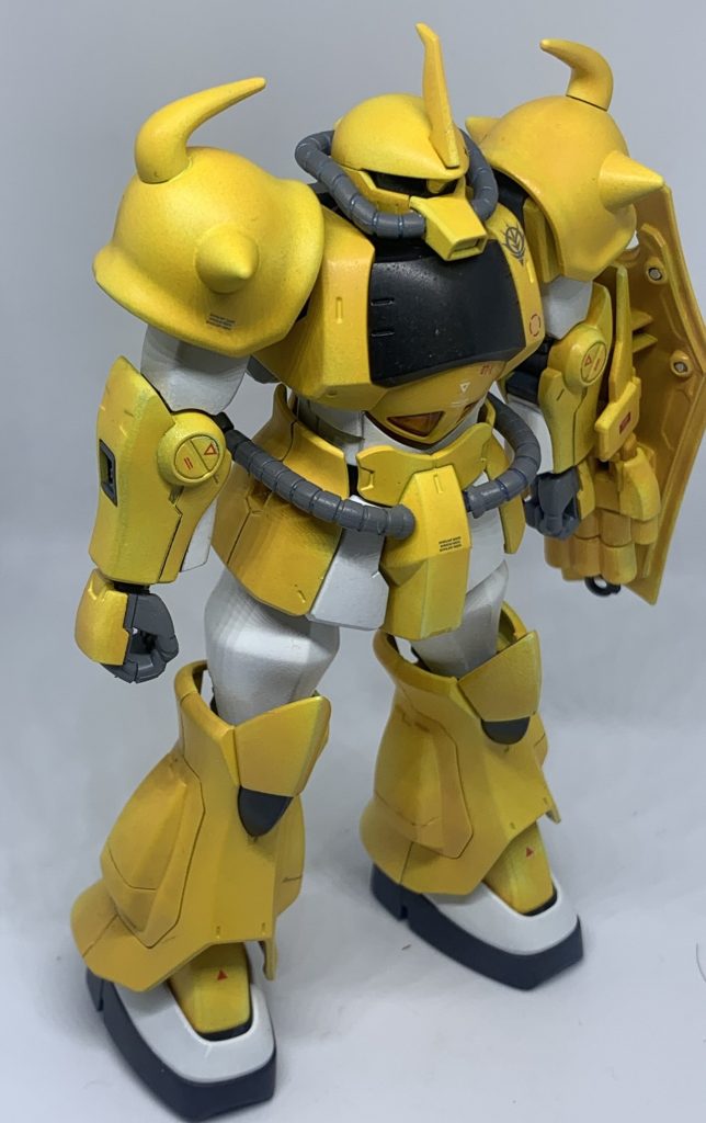 リバイブグフをベースにして頭と肩アーマーの角をグフカスタムのに取り替え、前腕をグフR35のに取り替えての後ハメ加工等で合わせ目消しの工作です。カラーレシピ黄色:ガンダムイエロー白:ニューホワイトバーニア:メッキシルバー(ガンダムマーカーエアブラシシステム)黒部分:ファントムグレー関節部分:ジオングレーグレー部分:呉海軍工廠標準色(スプレー塗装)
