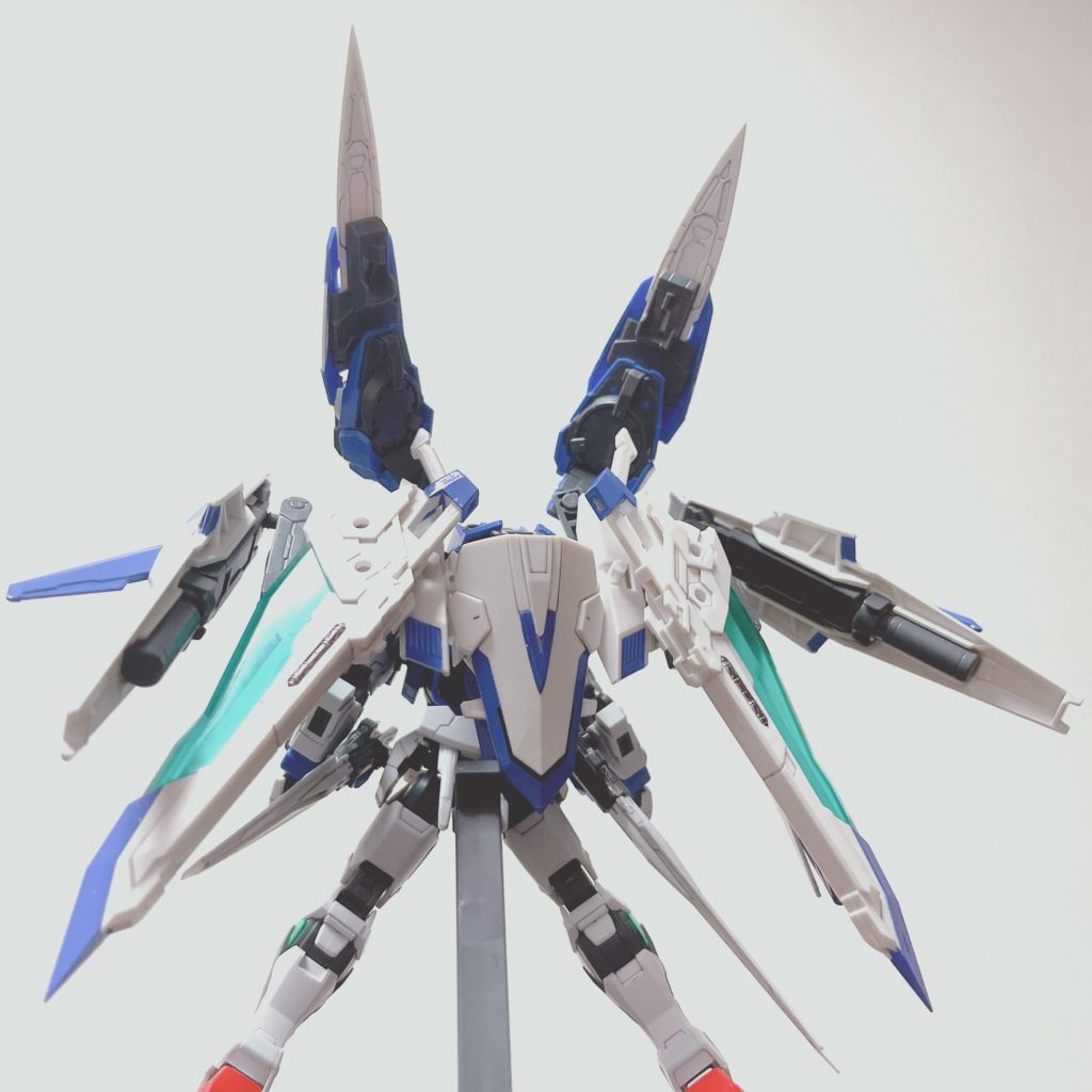 ボツ案その1色々なパターンで組み替えながら完全変形を模索してましたがシルエットに納得いかずボツになりました。