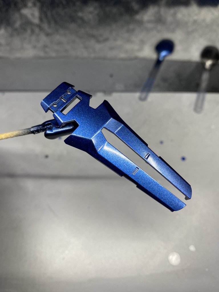 今回練習したかったポイントその2のメタリック塗料。私がガンプラ塗装で最終的に目指しているのはマットキャンディ塗装なのですが、とあるyoutuberさんが行なっていた省略キャンディ塗装(メタリック塗料→クリア塗料でクリア塗装の回数を減らす)という技法をつや消し仕上げでも出来るのか、とりあえず試しにやってみようと思った次第です。盾パーツはパールシルバー下地→GXメタルダークブルー