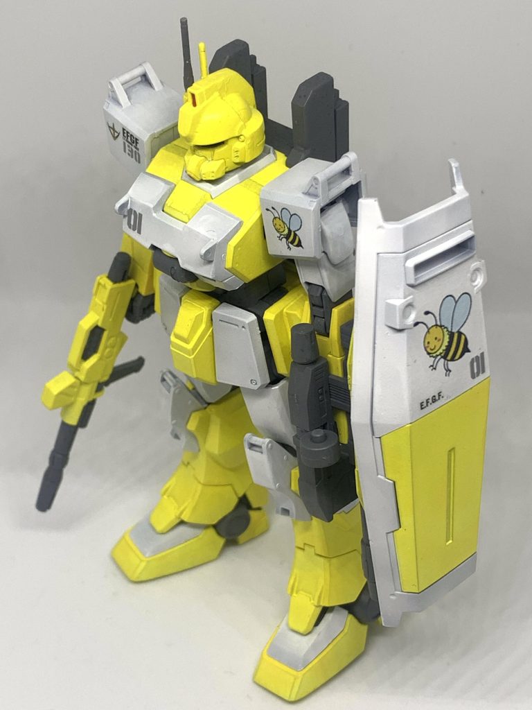 デカールはガンダムデカール、GMナンバーデカール、蜂の部分はフリー素材から作成しています。