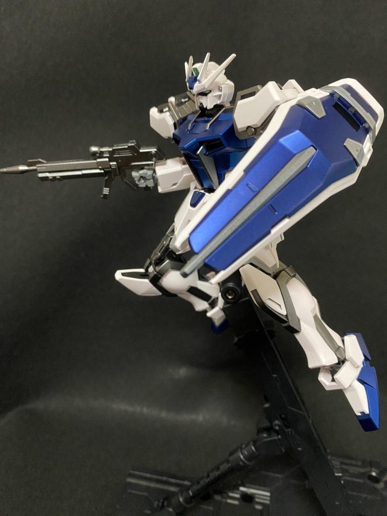 綺麗に出来た今回のお気に入りポイントの盾。気づけば盾中心に写真撮りまくってました。わざわざエアブラシ引っ張り出すのめんどくさかったので、カメラアイとセンサー部分につまようじでGXメタルイエローグリーンを直に乗せましたが案外綺麗にできました。今後も使っていこうと思います。