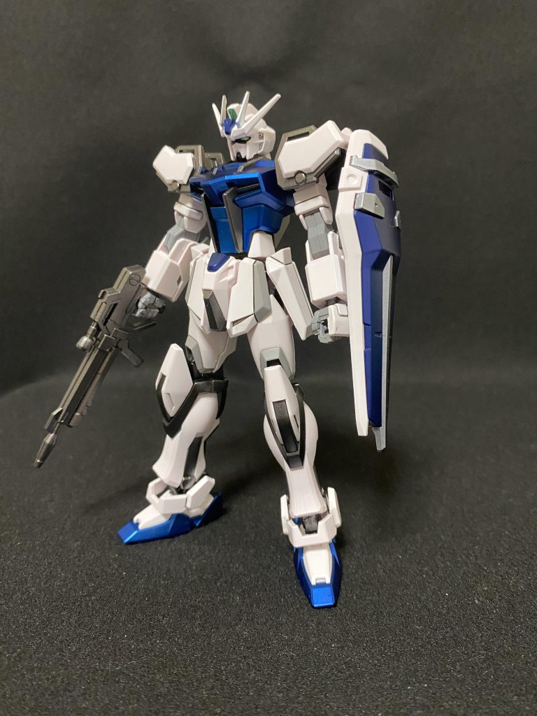 今回練習したかったポイントその1メタリック塗装やクリア塗装でサフレス出来るならEXホワイトもサフレスのそのままでいいのでは?と思ったんですが失敗しましたね。写真ではわかりにくいのですが、ルージュの元の色が下から出てなんか豚の肌色みたいな薄ピンクになってしまいました。白の隠蔽力の低さを甘く見てました。もう少し重ね塗りするか、おとなしくEVOサフホワイトを下地にすれば良かったですね。練習用ということでそこまでやる気出なくて今回はそのままにしましたが学びになりました。あと試しにニュートラルグレー3をちょっと塗り分けてみました。完全にその場のノリですね。スカート部分なんですが、EXホワイトとニュートラルグレー3ではちょっと濃度差が出過ぎな気がしました。(EXホワイトがちゃんとしたEXホワイトではなかったですが)次はもうちょっと薄めのグレーを使って塗り分けようと思います。