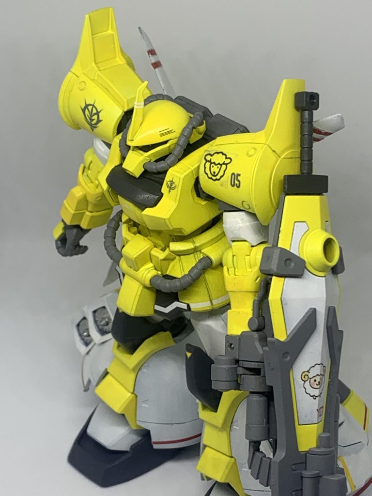 工作箇所はガトリングガンの合わせ目消しとキットの余剰部品からヒートロッド仕様にしました。塗装は黄色部分は白サフからのMrカラーGXのキアライエローでエアブラシ塗装、白部分は黒サフからのガンダムマーカーニューホワイトでガンダムマーカーエアブラシシステム塗装、銀色部分はガンダムマーカーのメッキシルバー、後は黒部分はファントムグレー、グレー部分はジオングレーと呉海軍工廠標準色でスプレー塗装になります。モノアイはカスタマイズマテリアル(3Dメタリックシール)、三連装35mmガトリング砲の照準はHアイズです。