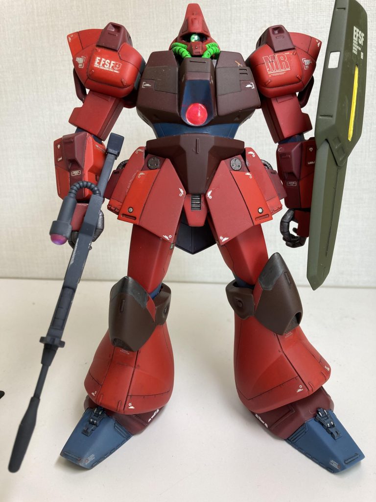 写真だと分かりづらいですが、赤色は3色、胴体の赤茶は2色を使って塗り分けて、パネルラインを強調してみました。