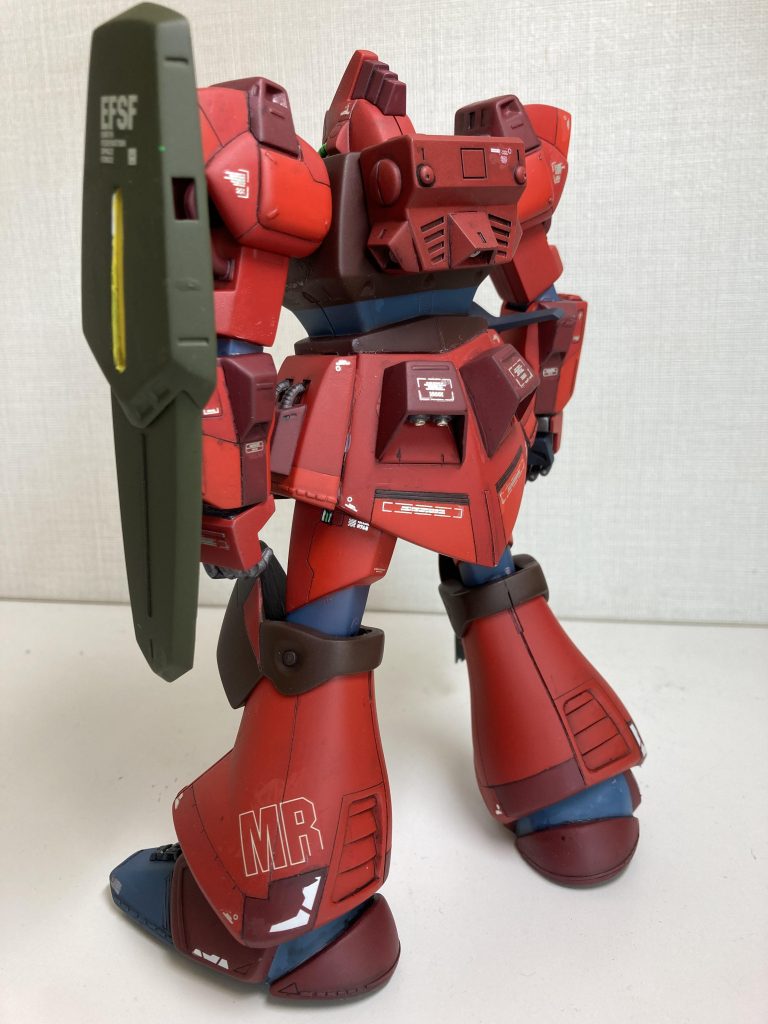 腰アーマーのスラスターにはメタルパイプを埋め込みました。適当に手持ちのデカールを貼りましたが、「MR」って何の略なんでしょう？ご存知の方いらっしゃったら教えてください。