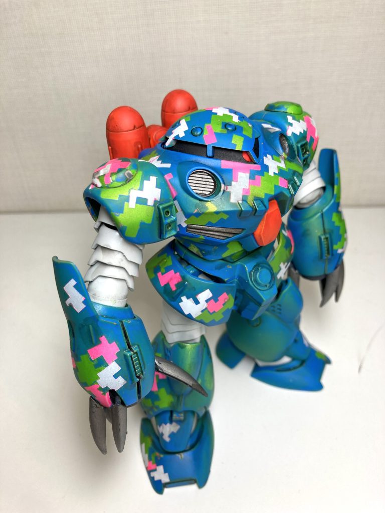 マスキングテープも甘々で、ところどころ色が滲んでます。元々、曲面のパーツはドット迷彩が破綻し易いのですが、見事な適当な仕上がりです。