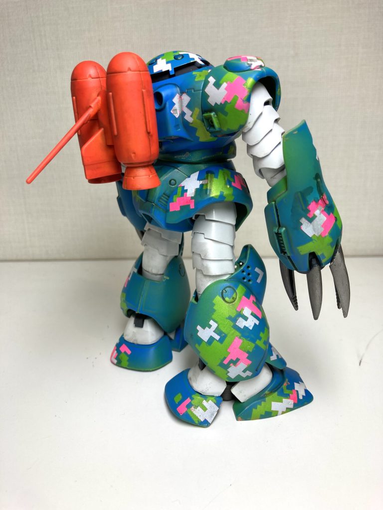 でも、仕上がってみるとなんか愛着が湧いてきます。上腕部のパーツの隙間が空いていますが、ダクト部を塗り分けしようと思って軽く噛み合わせた程度にしておいたのが、塗るのを忘れてました。