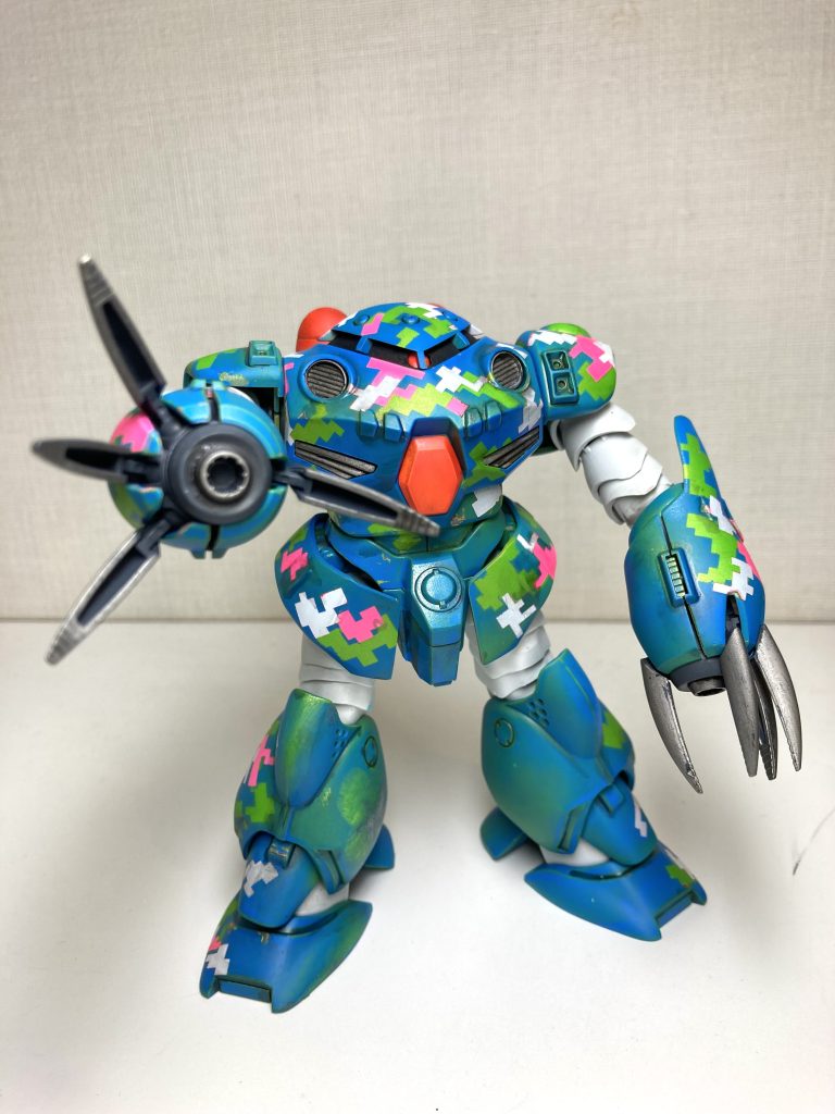 改造なし、両腕の爪の肉抜き穴を埋めることもなし、ハイキューパーツのドット迷彩用マスキングテープを使って、余った塗料で適当に塗りました。