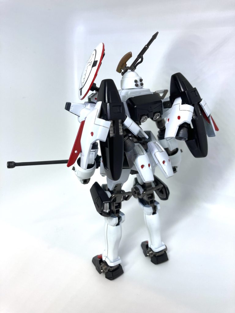 後ろ姿です。トールギスは旧キットですが、ブースターが開いてちゃんとバーニアが格納されてました。