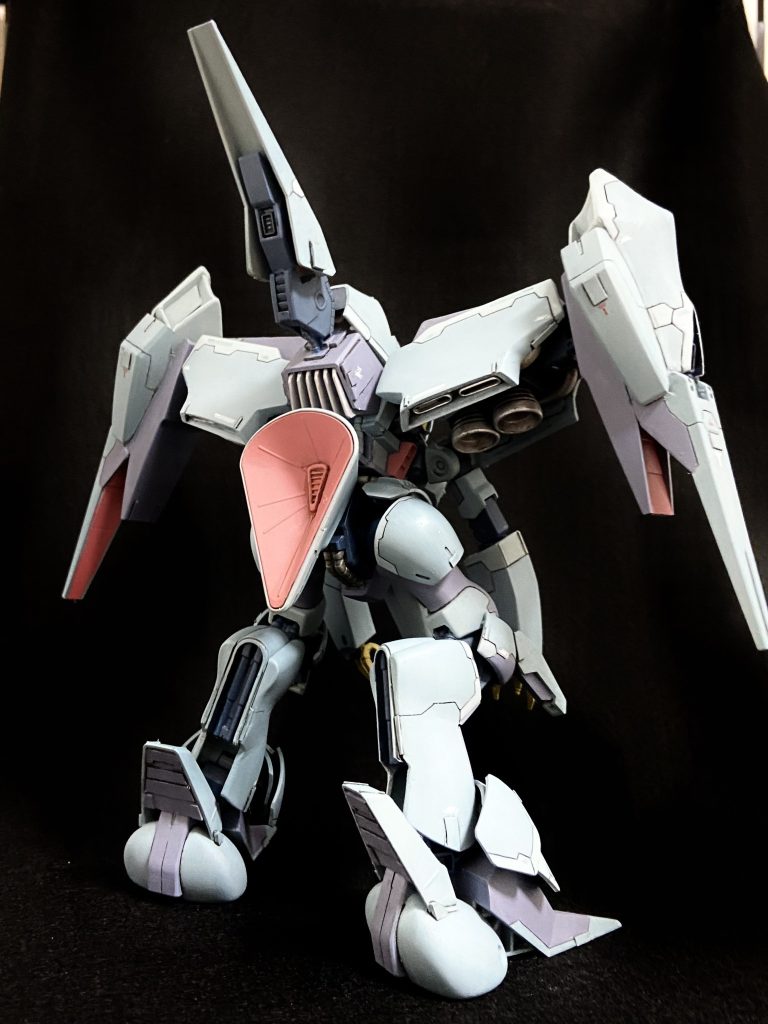 下半身はイラストではほぼ見えないアングルになっていたため上半身ほど手は加えていませんが、異形感を強調するため下脚部を湾曲させてより鳥足的なフォルムに近付けたほか、藤田一己さんイラスト由来ということでタイラント・ソードの機体に似た意匠を取り入れました。