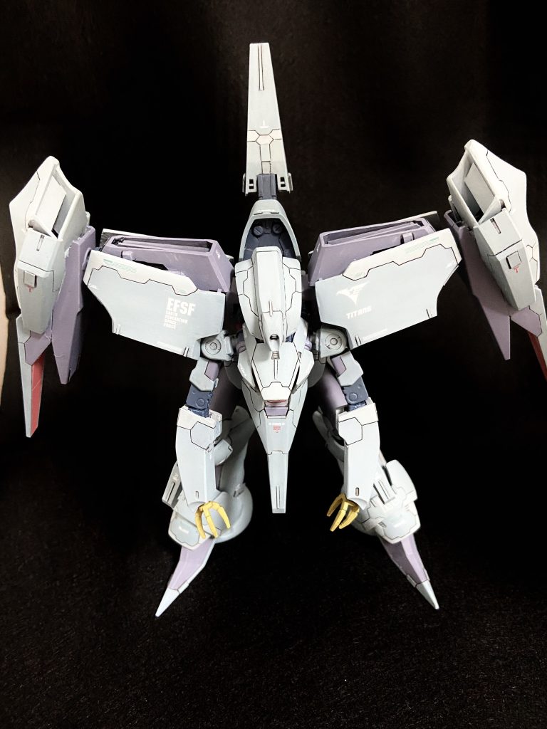 腕の位置が変わりましたが、胴体-両側ブロック-両端推進器の接続構造はそのまま活かしています。両側ブロックと両端推進器(良い表現が見つかりません…)は外観こそ大きく変わったものの、加工したキットのパーツの上にプラ板やパテを被せるような形で構成しています。