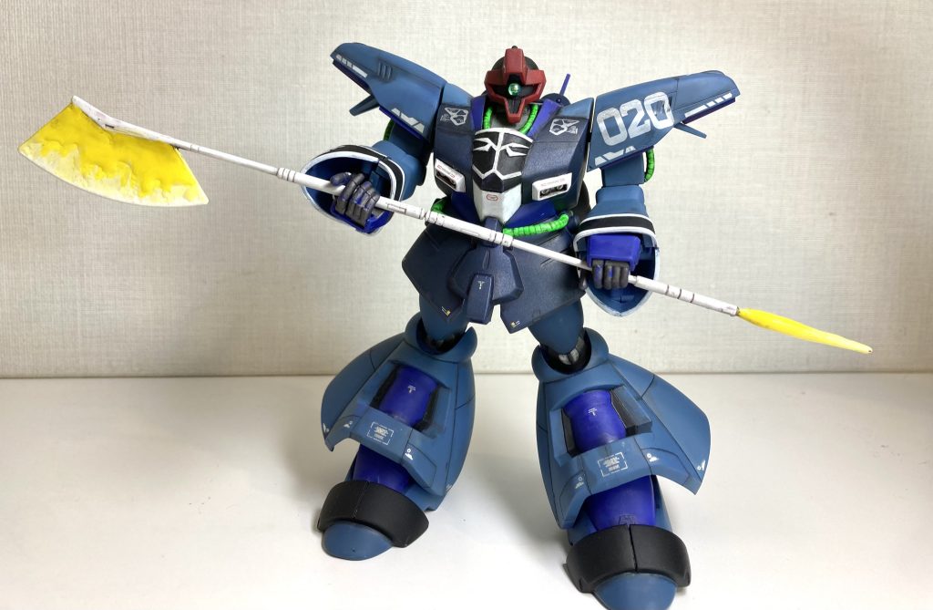 HGUC版はスマート過ぎるのと顔が好みではないのですが、旧キットはバランス良いと思います。