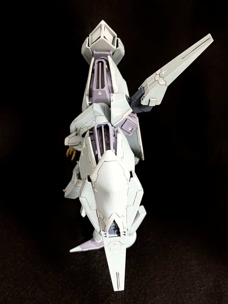 上面は大きなインテークが連なっています。結構気に入っている部分です。