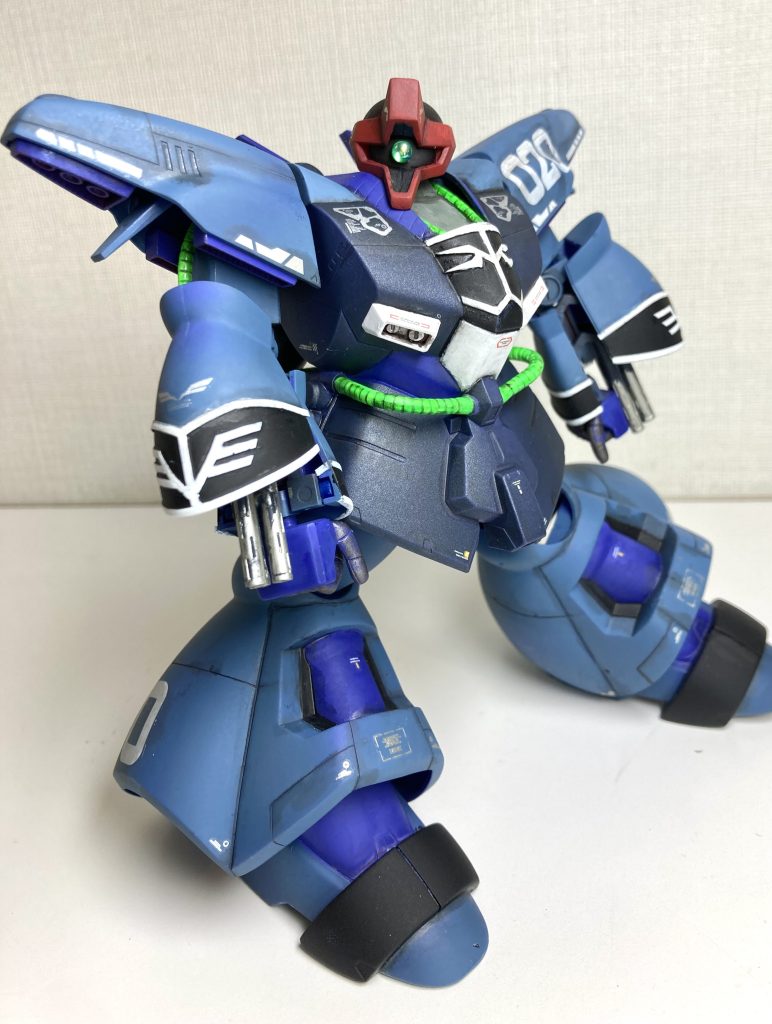 エングロービングは幅1㎜、厚さ0.38㎜のプラ棒を切り貼りして作りました。遠目に見る分にはソコソコ上手く出来たと思います。モノアイはVCドームに変更しています。動力パイプはアクセントとして蛍光グリーンで塗装しました。