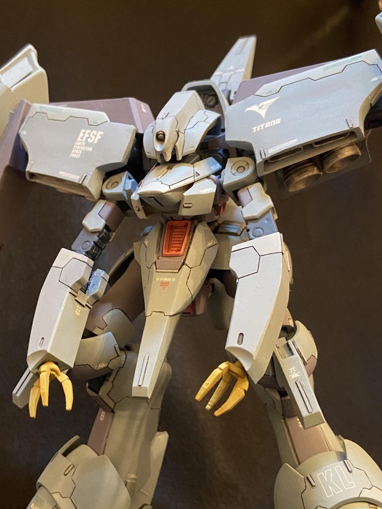 胴体付近のアップ。イラストとアニメ版との最も重要な相違点は腕の位置です。胴体は外装の変更が目立ちますが、肩関節を新造し脇の推進器を撤去するなど基部の改修が大掛かりなものになりました。