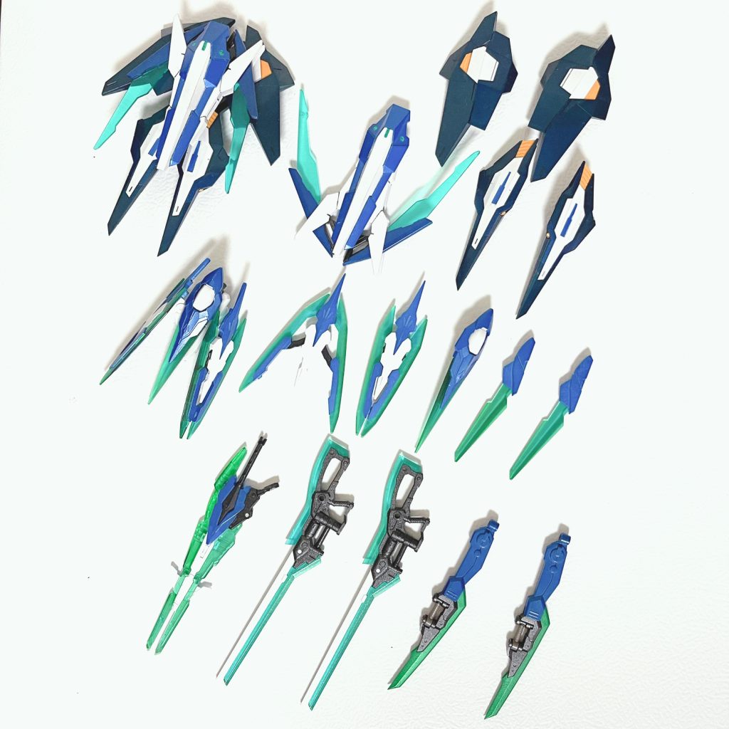 肩にある大型GNシールドは展開して弓のような巨大ビットになります。AGE2マグナム、シアクアンタ、トランジェント…今となっては超高級キットになってしまったパーツがふんだんに使われてますね…🥲