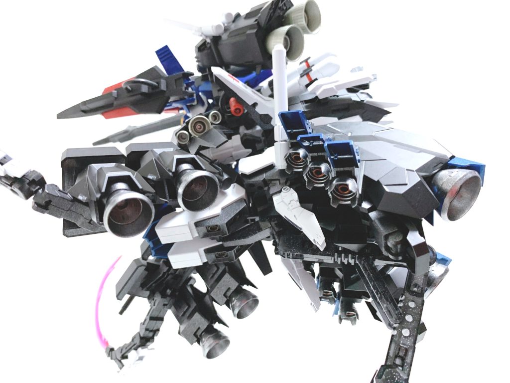 敵拠点への強襲用ユニットですかね😅通常形態の脚部ブースターは変形して背部ブースターになっています。