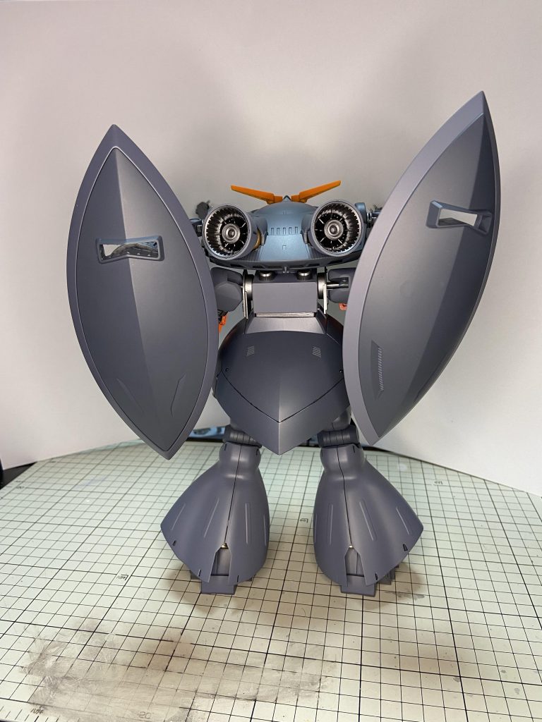 アームによってシールドが自由自在に動くので弱点だった後ろも防御可能！