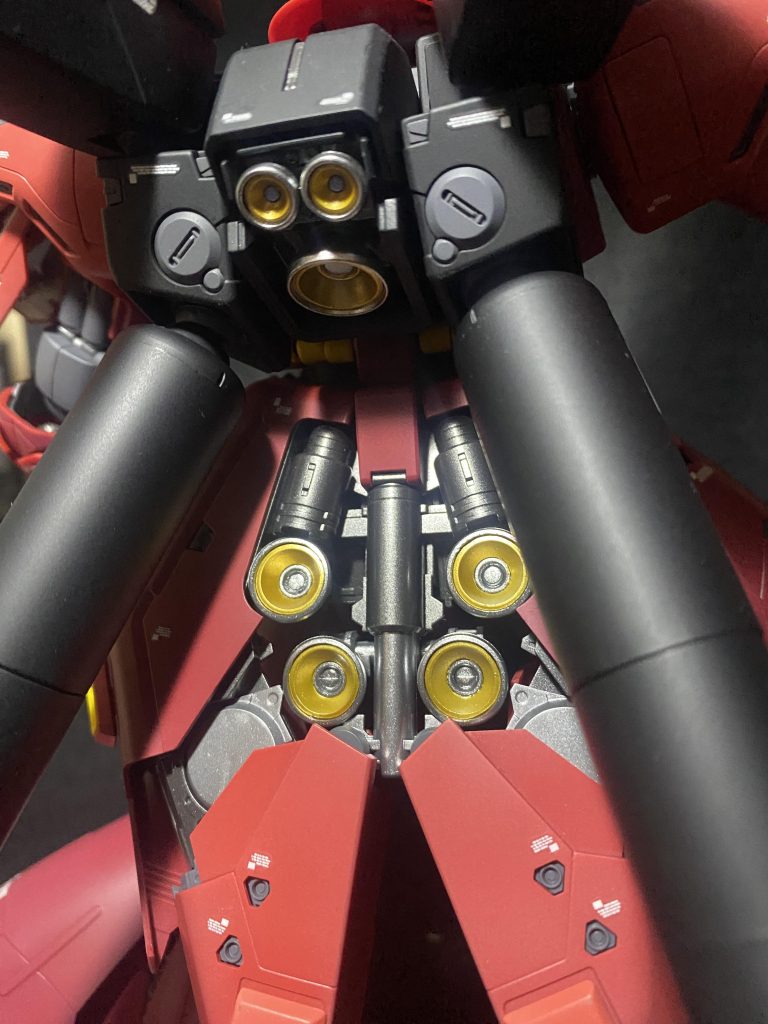 バーニアはガイアのスターブライトシルバーとスターブライトゴールドを使用、シリンダーは赤鉄色とスタブライトシルバーで塗り分けました。