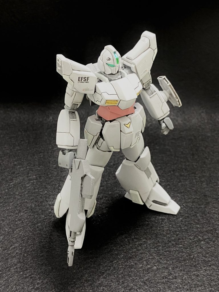 機体の大部分を占める明るいグレーはサフの色です。サフを吹いた時点でよく馴染んだ色に思えたためサフ仕上げとして、部分塗装をして仕上げました。