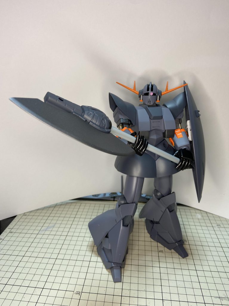 ジオングの手と斧の持ち手に磁石を仕込んでますが、摩擦がなく刃の方に傾く…