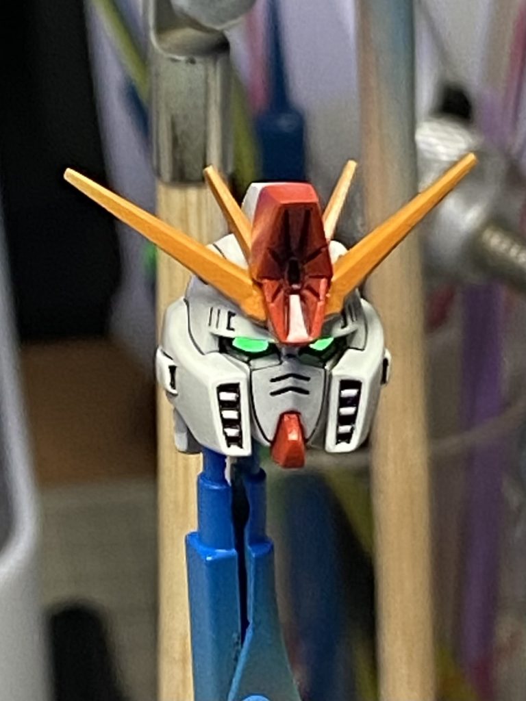 ツインアイは蛍光塗料でUVライト照射すると発光します。