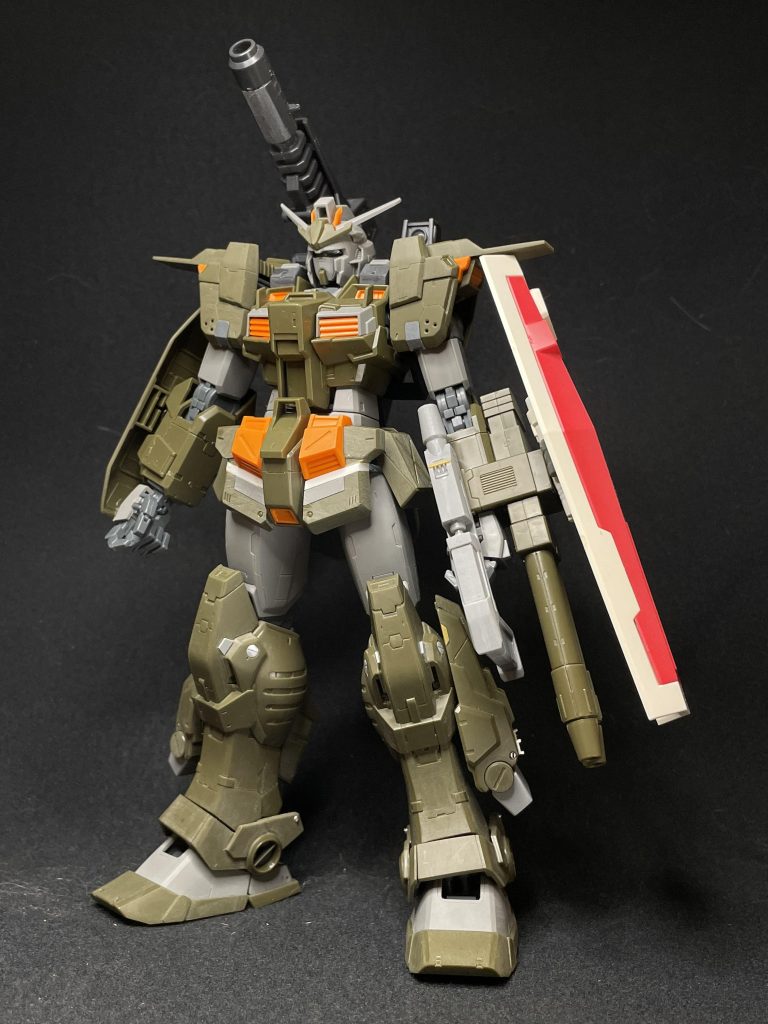 実はこんな感じで、武器の持たせ方を色々と試行錯誤しておりましたが、最終的には右手に武器、左手にシールドというオーソドックスなパターンに落ち着きました。やはり安定感あるなぁ笑